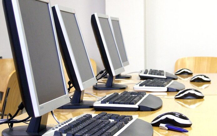 computer-room-1542353